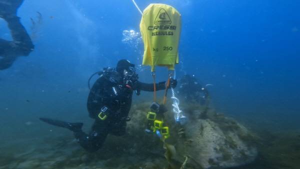 대한민국특수임무 유공자회 수난구조훈련 대원들이 수중 인양훈련을 하고 있다.