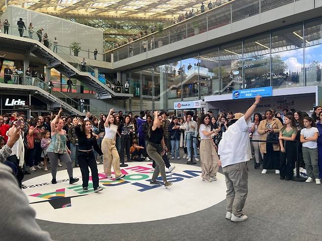 Visitors take part in the two-day K-Tourism Roadshow event at the Westfield Forum des Halles shopping mall in Paris on June 22 and 23, 2024. [MINISTRY OF CULTURE, SPORTS AND TOURISM]