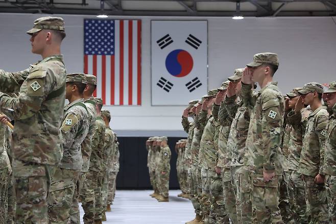 U.S. soldiers salute the U.S. flag at Camp Casey in Dongducheon, Gyeonggi, on July 6. [YONHAP]