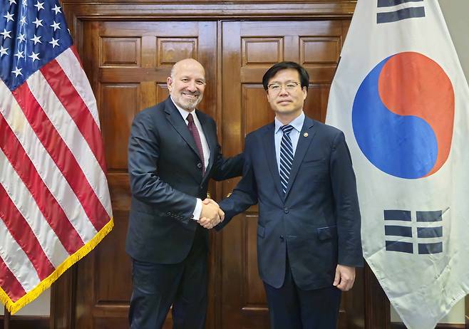 Trade Minister Yeo Han-koo, right, shakes hands with U.S. Commerce Secretary Howard Lutnick after a meeting on tariffs in Washington on July 7. [MINISTRY OF TRADE, INDUSTRY AND ENERGY]