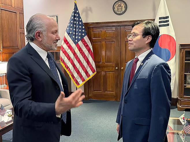 Trade Minister Yeo Han-koo, right, speaks with U.S. Commerce Secretary Howard Lutnick during a meeting on tariffs in Washington on July 7. [MINISTRY OF TRADE, INDUSTRY AND ENERGY]
