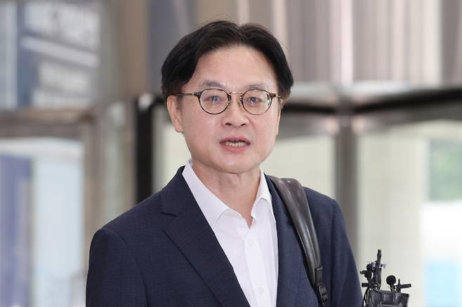 산업통상자원부 장관 후보자로 지명된 김정관 두산에너빌리티 전 사장이 지난달 30일 서울 강남구 한국기술센터에 마련된 인사청문회 준비사무실로 첫 출근하며 취재진의 질문에 답하고 있다. 연합뉴스&nbsp;