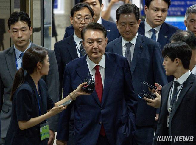 윤석열 전 대통령이 지난 9일 서울 서초구 서울중앙지방법원에서 열린 2차 구속 전 피의자 심문(영장실질심사)을 마친 뒤 서울구치소로 향하고 있다. 쿠키뉴스 자료사진&nbsp;&nbsp;