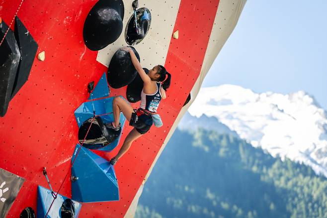 2025 IFSC 스포츠클라이밍 샤모니 월드컵에서 등반중인 서채현 선수. 대한산악연맹 제공