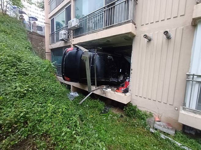 충남 천안시 동남구 목천읍 신계리에서 지난 13일 오후 6시 42분 승용차가 차량 2대를 들이받은 후 도로 밑 아파트 1층으로 떨어지며 전도됐다. 천안동남소방서 제공