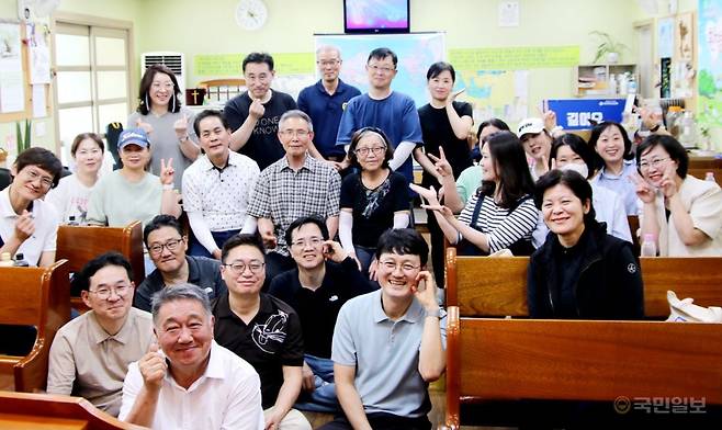 새중앙교회 목련교구 교인들과 경기도 파주중앙교회 교인들이 지난달 14일 파주중앙교회에서 단체사진을 촬영하고 있다. 새중앙교회 제공