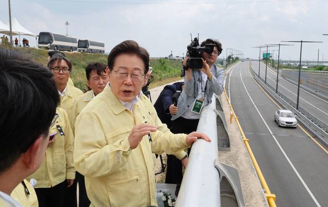 이재명 대통령이 14일 오후 충북 청주시 오송읍을 찾아 2023년 7월 15일 내린 폭우로 침수돼 14명이 사망한 궁평2지하차도 사고 현장을 둘러보며 관계자와 이야기를 나누고 있다. 청주=김지훈 기자