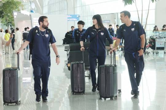 여자배구 모랄레스 감독, VNL 참가 위해 출국. 사진[연합뉴스]