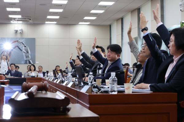 ▲ 지난 7월7일 국회 과학기술정보방송통신위원회 전체회의에서 여당 위원들이 공영방송 지배구조 개편을 골자로 하는 이른바 '방송3법'에 대해 찬성 표결하고 있다. ⓒ연합뉴스