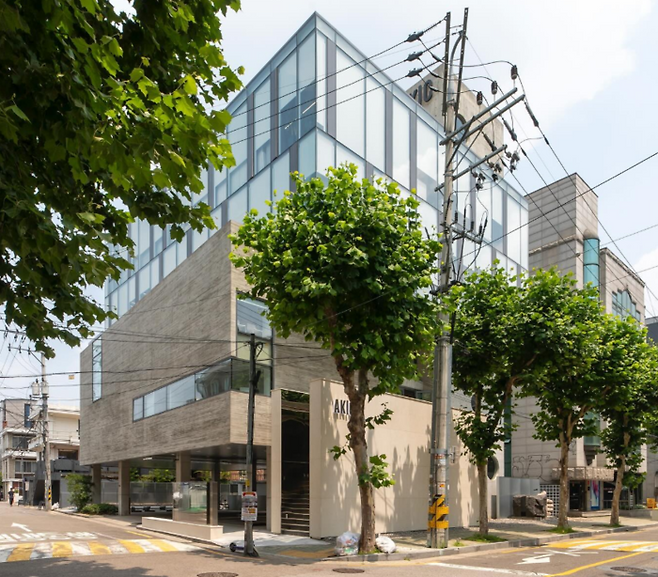 서울시 마포구에 위치한 애경디자인센터. 지난 2023년 ‘애경 이노베이션센터’로 리모델링을 했다. [출처=요앞건축]