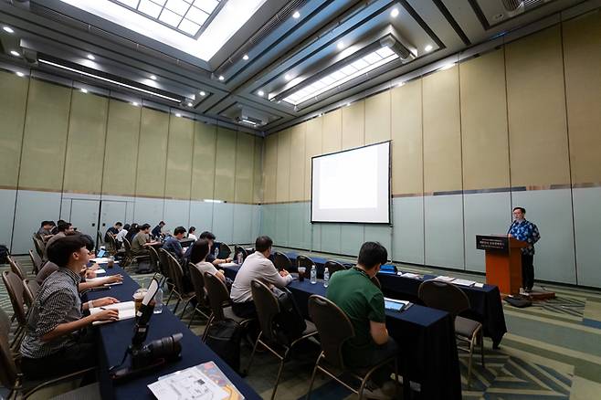 김철 사회공공연구원 선임연구위원이 사람과 노동이 존중받는 사회를 위한 제도 변화와 공공기관의 역할에 대해 발표하고 있다.