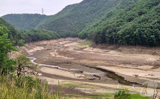 지난 8일 강원 강릉시 성산면 오봉저수지 수위가 낮아지며 바닥을 드러내고 있다. [뉴스1]