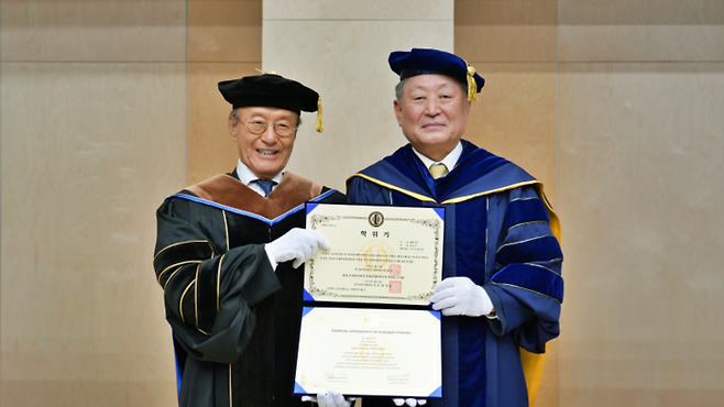 < (왼쪽부터) 윤윤수 미스토홀딩스 회장, 박정운 한국외대 총장 / 출처 : 한국외국어대학교 >