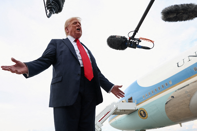 13일(현지시간) 미국 메릴랜드주 앤드루스 합동기지에서 도널드 트럼프 미국 대통령이 취재진의 질문에 답하고 있다. [로이터=연합뉴스]