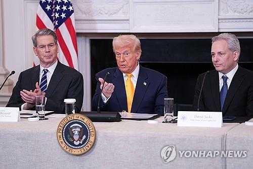 도널드 트럼프 미국 대통령(중앙)과 데이비드 색스 백악관 AI·가상화폐 차르(오른쪽). 왼쪽은 스콧 베선트 재무장관 [EPA=연합뉴스]