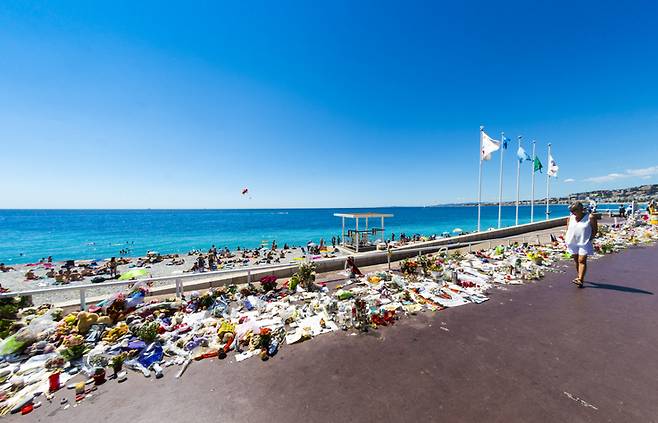 프랑스 니스 해변 앞에 테러 희생자들을 추모하기 위해 조화가 놓인 모습./사진=게티이미지뱅크