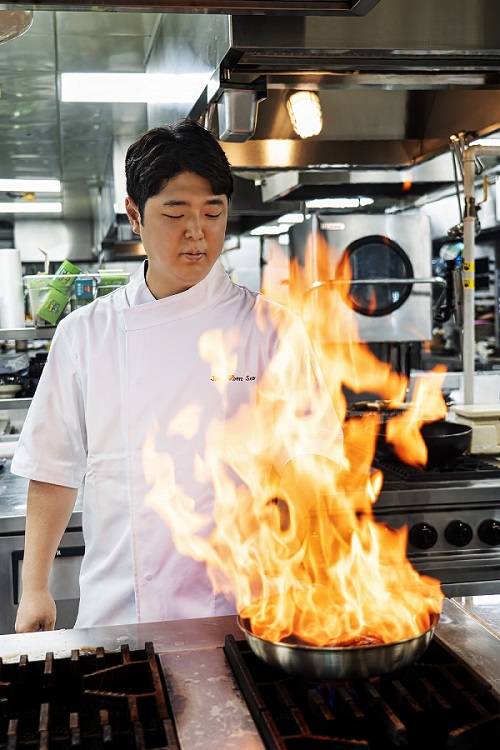 서종훈 CJ푸드빌 외식 R&D팀 과장이 CJ푸드빌 R&D센터에서 신메뉴를 개발 중이다./사진=CJ푸드빌