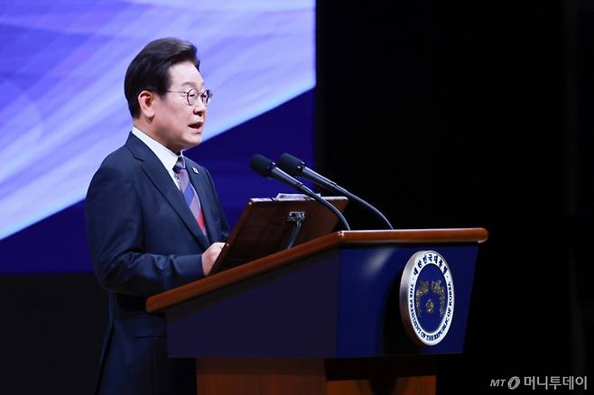 [서울=뉴시스] 고범준 기자 = 이재명 대통령이 13일 서울 강남구 코엑스에서 열린 2025 세계정치학회(IPSA) 서울총회 개막식에서 기조연설을 하고 있다. 2025.07.13. bjko@newsis.com /사진=고범준