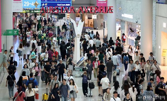 [인천공항=뉴시스] 김선웅 기자 = 7일 인천국제공항 제1여객터미널 출국장 면세구역에서 여름 휴가철을 맞아 출국하는 여행객들이 오가고 있다. 2025.07.07. mangusta@newsis.com /사진=김선웅