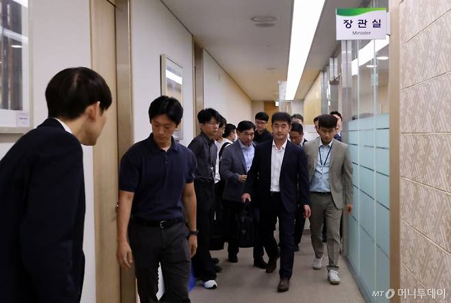 [세종=뉴시스] 강종민 기자 = 김건희 특검팀이 14일 오전 '양평고속도로 특혜 의혹' 관련 세종시 정부세종청사 국토교통부 장관실 등을 압수수색하고 있다. 2024.07.14. ppkjm@newsis.com /사진=강종민