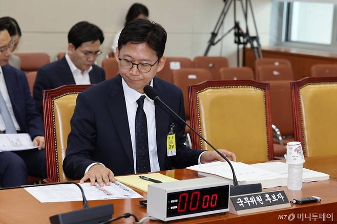 배경훈 과학기술정보통신부 장관 후보자가 14일 오전 서울 여의도 국회 과학기술정보방송통신위원회에서 열린 인사청문회에 출석해 자료를살펴보고 있다. /사진=뉴스1