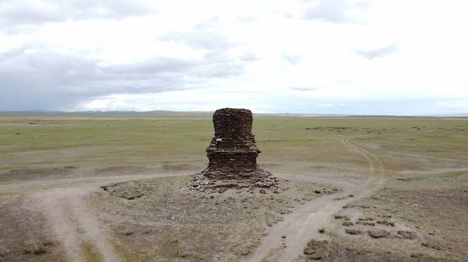 국립문화유산연구원이 몽골 문화부와 함께 조사하는 볼강 지역의 '하르보힝 발가스 석탑'. / 사진 = 국가유산청 제공