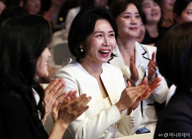 (서울=뉴스1) 구윤성 기자 = 이재명 대통령의 부인 김혜경 여사가 1일 오후 서울 중구 신라호텔에서 열린 '제4회 여성기업주간 개막식'에 참석해 활짝 웃고 있다. 2025.7.1/뉴스1  Copyright (C) 뉴스1. All rights reserved. 무단 전재 및 재배포,  AI학습 이용 금지. /사진=(서울=뉴스1) 구윤성 기자