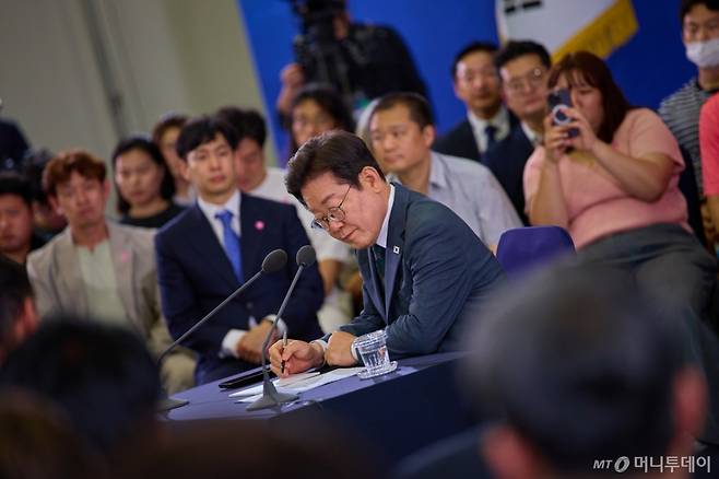 (서울=뉴스1) 허경 기자 = 이재명 대통령이 지난 4일 대전 유성구 대전컨벤션센터에서 열린 ‘충청에서 듣다, 충청 타운홀 미팅’에서 참석자의 질문을 경청하고 있다. (이재명 대통령 SNS. 재판매 및 DB 금지) 2025.7.5/뉴스1 Copyright (C) 뉴스1. All rights reserved. 무단 전재 및 재배포, AI학습 이용 금지. /사진=(서울=뉴스1) 허경 기자