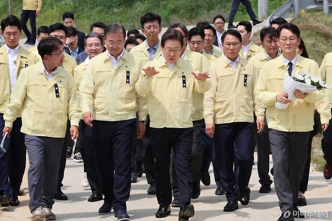 [청주=뉴시스] 고범준 기자 =이재명 대통령이 14일 충북 청주시 흥덕구 오송읍 궁평2지하차도를 방문해 안전시설 현황 점검을 하고 있다.  오송 지하차도 참사는 지난 2023년 7월15일 청주 흥덕구 오송읍 궁평2지하차도가 인근 미호강 범람으로 침수되면서 발생했다. 2025.07.14. bjko@newsis.com /사진=