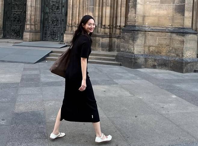 배우 신민아가 일명 '발가락 신발'을 신고 유럽 거리를 활보 중인 사진을 공개했다. /사진=신민아 블로그 캡처