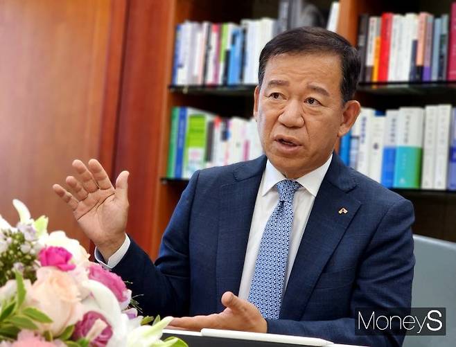 서유석 금융투자협회장은 지난 10일 오후 서울 여의도 금융투자협회 사옥에서 진행된 본지와 인터뷰에서 "중견·중소기업의 지원을 위해선 중소형 증권사가 육성해야 한다"고 강조했다. /사진=박찬규 기자