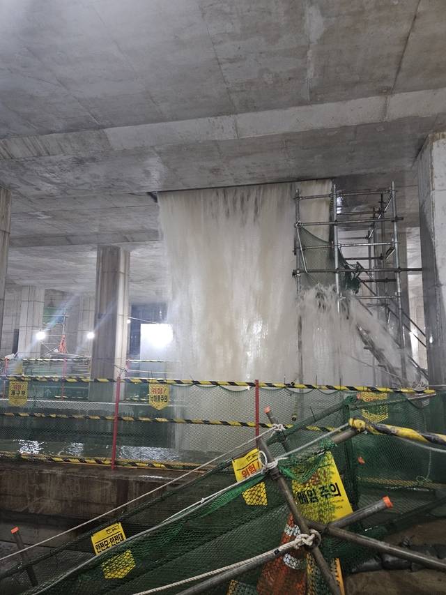이틀간 집중된 호우로 14일 새벽 부산 사상~하단선 도시철도 공사장에서  대량 누수로 물이 쏟아지고 있다. 부산소방재난본부 제공