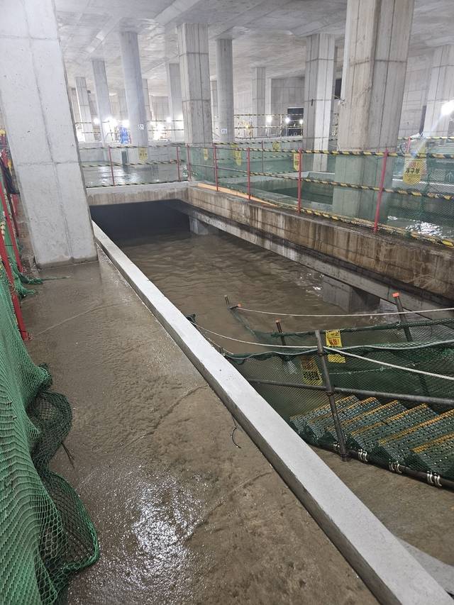 이틀간 집중된 호우로 14일 새벽 부산 사상~하단선 도시철도 공사장이 물에 잠겨 있다. 부산소방재난본부 제공