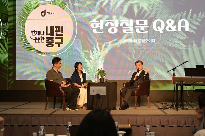 김길성 중구청장(오른쪽)이 6급 팀장급 직원들과 대화를 하고 있다.(사진제공=중구청)