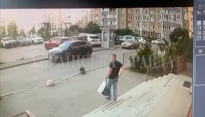 우크라이나 보안국 요원인 이반 보로니치 대령이 지난 10일 수도 키이우의 한 주차장에서 암살당하기 직전 계단을 내려가고 있다. [로이터]