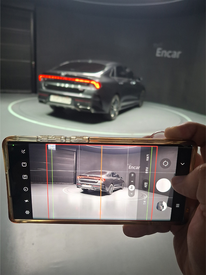 엔카가 실제 진단한 차량의 이미지를 촬영중이다. [김성우 기자]