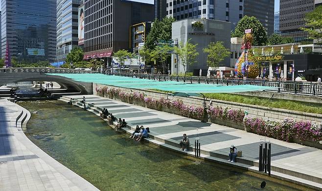 폭스바겐그룹코리아가 청계천 일대에 설치한 그늘막 [폭스바겐그룹코리아 제공]