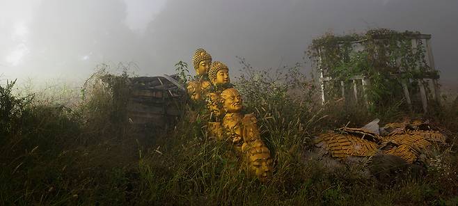 조현택, 조각난 두상들, 디지털 피그먼트 프린트, 72x140 cm, 2024