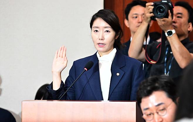 강선우 여성가족부 장관 후보자가 14일 서울 여의도 국회 여성가족위원회에서 열린 인사청문회에 출석해 선서하고 있다. 이상섭 기자