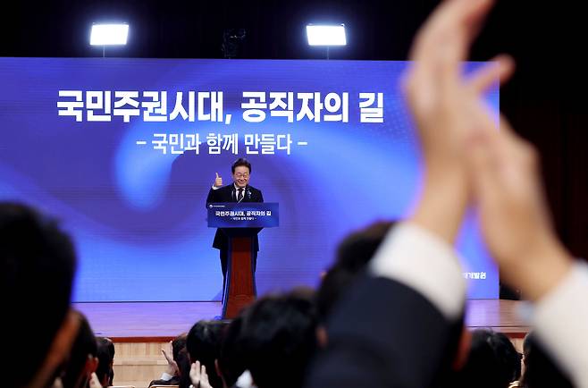 이재명 대통령이 14일 충북 진천 국가공무원인재개발원에서 ‘국민주권시대, 공직자의 길’을 주제로 열린 70기 5급 신임관리자과정 교육생 특강에서 연단에 올라 참석자들의 박수에 화답하고 있다. [연합]