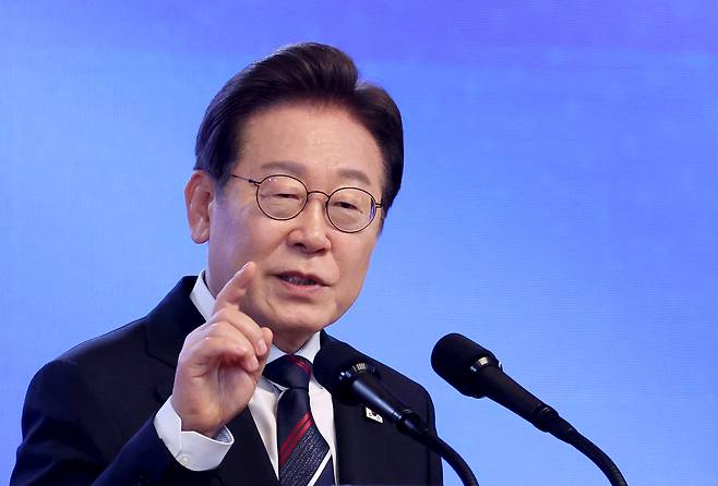 이재명 대통령이 14일 충북 진천 국가공무원인재개발원에서 70기 5급 신임관리자과정 교육생들에게 ‘국민주권시대, 공직자의 길’을 주제로 특강을 하고 있다. [연합]