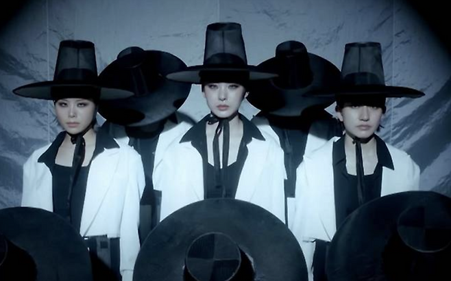 엠넷 ‘월드 오브 스트릿 우먼 파이터’ 한국팀 범접의 메가 크루 미션에서 등장한 갓. [유튜브 더춤]