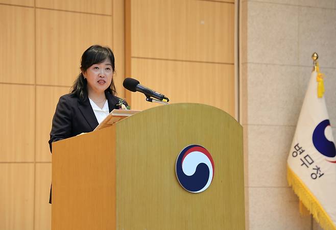 병무청 개청 이래 첫 여성 청장이자 20년 만에 내부 출신인 홍소영 신임 병무청장은 14일 “국가안보의 중요한 축을 담당하고 있는 병무청의 역할을 다시 한번 점검하고 국민에게 행복을 줄 수 있는 병무행정을 구현”하자고 강조했다. [병무청 제공]