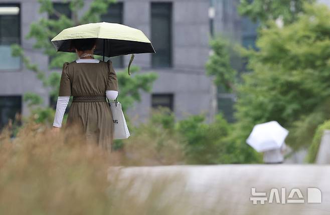 [서울=뉴시스] 황준선 기자 = 비가 내린 4일 오후 서울 서초구 서울중앙지방검찰청에서 우산을 쓴 시민들이 발걸음을 옮기고 있다. 2025.07.04. hwang@newsis.com