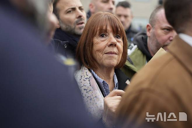 [아비뇽=AP/뉴시스] 사진은 지난해 12월 19일 프랑스 남부 아비뇽의 법원을 나서는 지젤 펠리코. 2025.07.13.