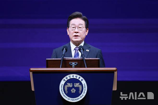 [서울=뉴시스] 고범준 기자 = 이재명 대통령이 13일 서울 강남구 코엑스에서 열린 2025 세계정치학회(IPSA) 서울총회 개막식에서 기조연설을 하고 있다. 2025.07.13. bjko@newsis.com