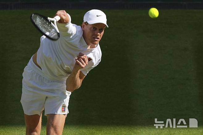 [런던=AP/뉴시스] 얀니크 신네르(1위·이탈리아)가 13일(현지 시간) 영국 런던 올잉글랜드 클럽에서 열린 2025 윔블던 테니스 대회 남자 단식 결승전 카를로스 알카라스(2위·스페인)와의 경기에서 서브하고 있다. 신네르는 결승에서 3연패를 노리는 카를로스 알카라스(2위·스페인)에게 3-1(4-6 6-4 6-4 6-4) 역전승을 거두고 윔블던 첫 우승을 차지했다. 2025.07.14.