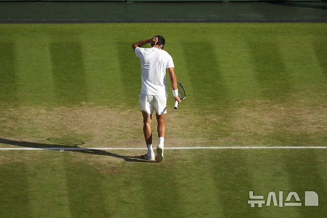 [런던=AP/뉴시스] 카를로스 알카라스(2위·스페인)가 13일(현지 시간) 영국 런던 올잉글랜드 클럽에서 열린 2025 윔블던 테니스 대회 남자 단식 결승전 얀니크 신네르(1위·이탈리아)와의 경기에서 점수를 내준 후 아쉬워 하고 있다. 2025.07.14.