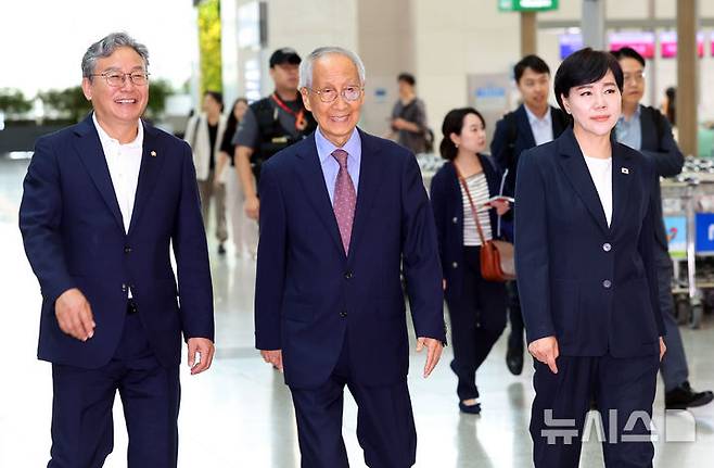 [인천공항=뉴시스] 최진석 기자 = 윤여준(가운데) EU특사단장과 EU특사단인 더불어민주당 전현희(오른쪽), 손명수 의원이 14일 인천국제공항을 통해 벨기에로 출국하고 있다. EU 특사단은 이날 출국해 EU 이사회 및 유럽의회 주요 인사들을 만나 한-EU 간 협력 확대 의지를 전달한 뒤 17일 귀국할 예정이다. 2025.07.14. myjs@newsis.com