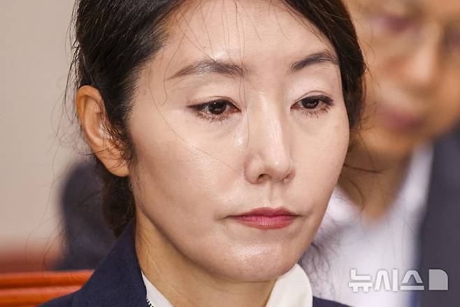 [서울=뉴시스] 고승민 기자 = 강선우 여성가족부 장관 후보자가 14일 서울 여의도 국회에서 열린 여성가족위원회의 인사청문회에서 자리에 앉아 있다. 2025.07.14. kkssmm99@newsis.com